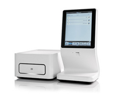 左:Idylla™ Instrument 右:Idylla™ Console